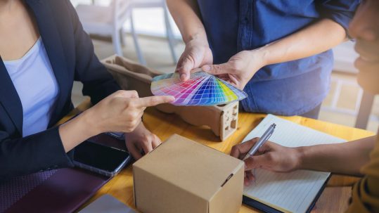 Designers a escolher cor de pantone para caixas de cartão e embalagens